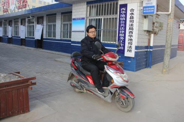 受理纠纷700余起,为数百个家庭排忧解难....他是骑着“摩的”的司法小王